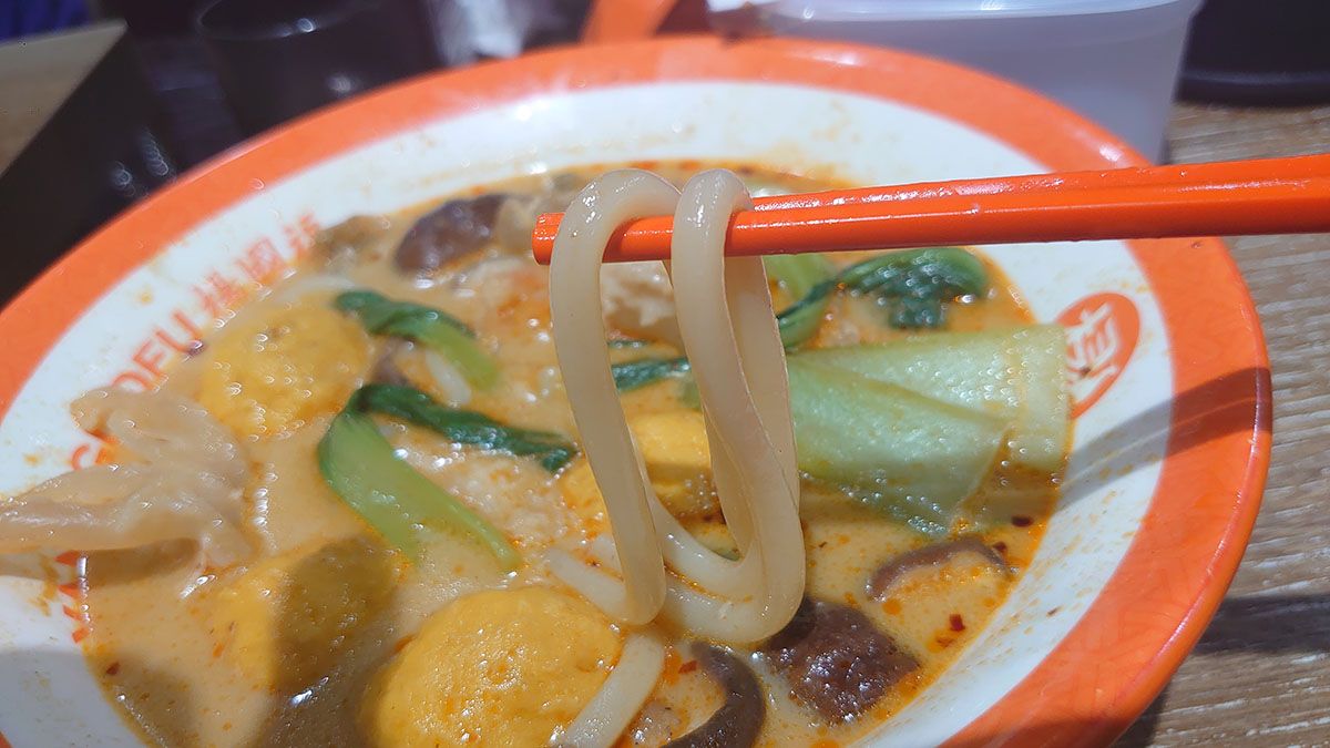 【楊国福麻辣湯】昼下がりに長蛇の列！　ガチ中華感が味わえる本格的なおいしさ、人気ぶりに納得の画像14