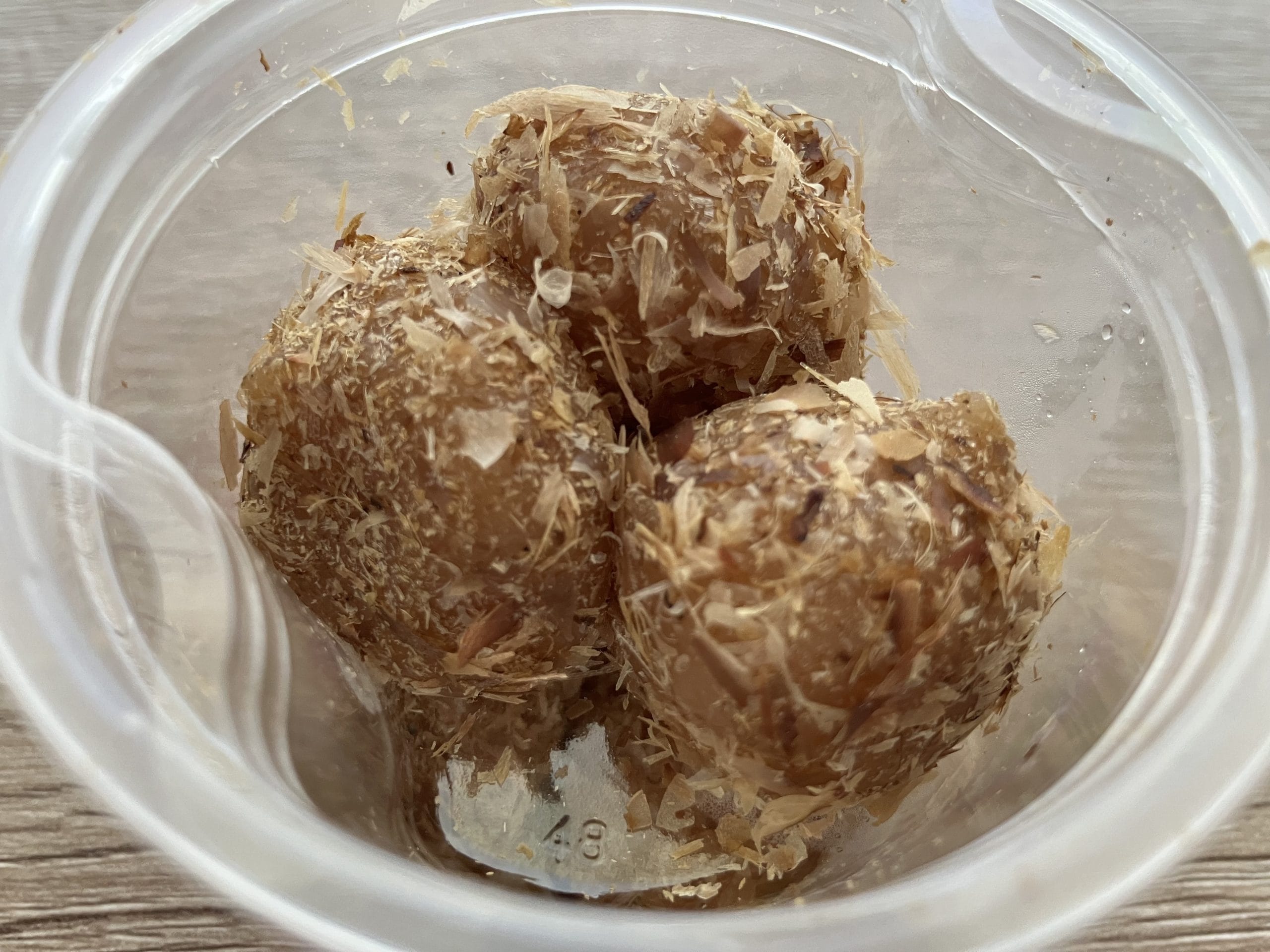 【シャトレーゼ】大人気「餅カップ」シリーズ新作は「おにぎり」!?　おかかたっぷりの画像1