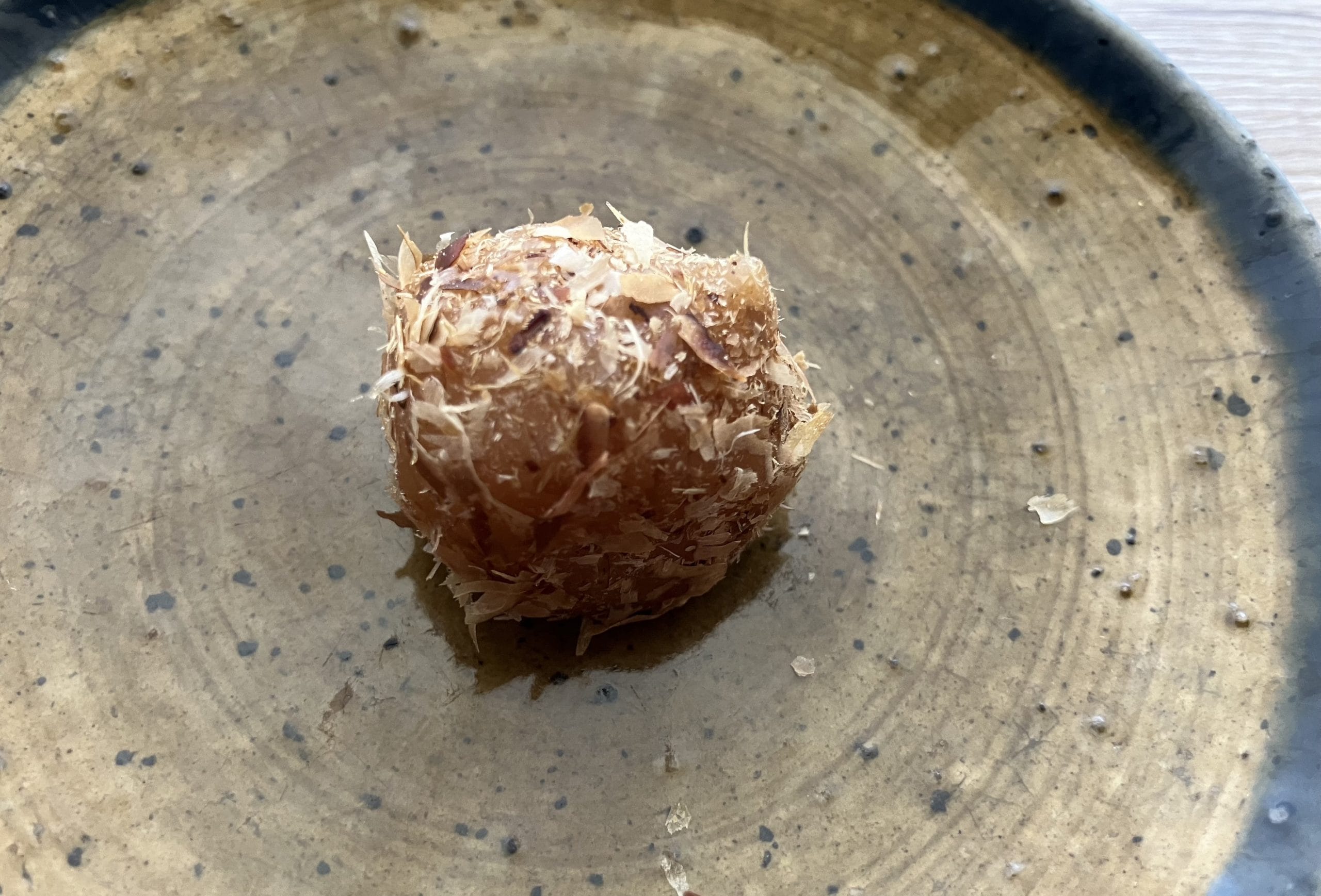 【シャトレーゼ】大人気「餅カップ」シリーズ新作は「おにぎり」!?　おかかたっぷりの画像1