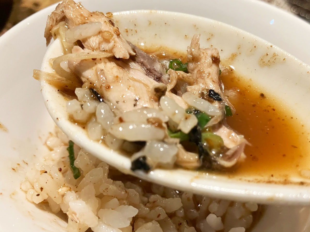 「焼肉店とは思えない！」【牛角】968円「限定ラーメン」はサンマが「丸々1尾ドーン！」食べたら「皮までおいしい！」の画像13