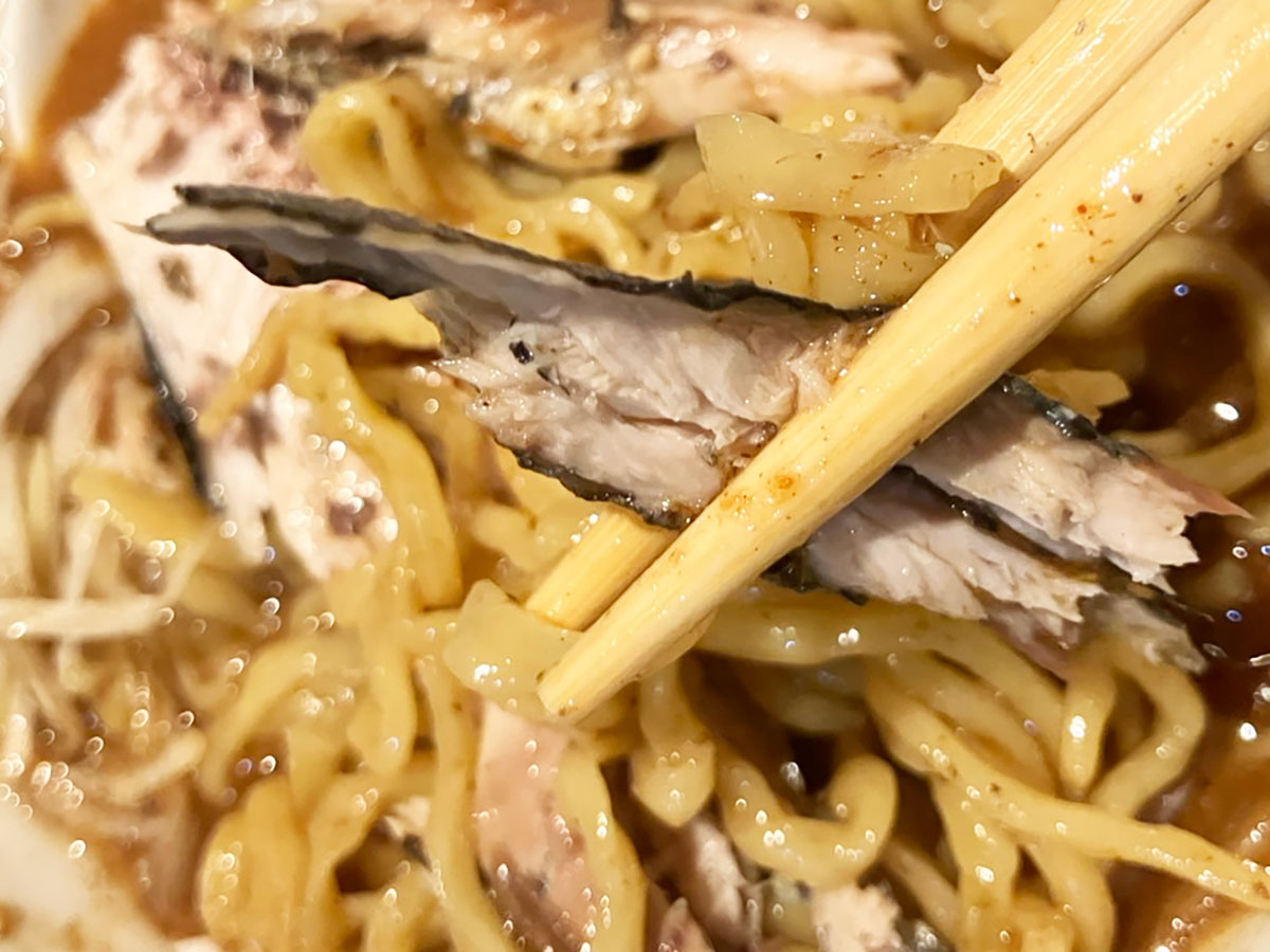 「焼肉店とは思えない！」【牛角】968円「限定ラーメン」はサンマが「丸々1尾ドーン！」食べたら「皮までおいしい！」の画像11