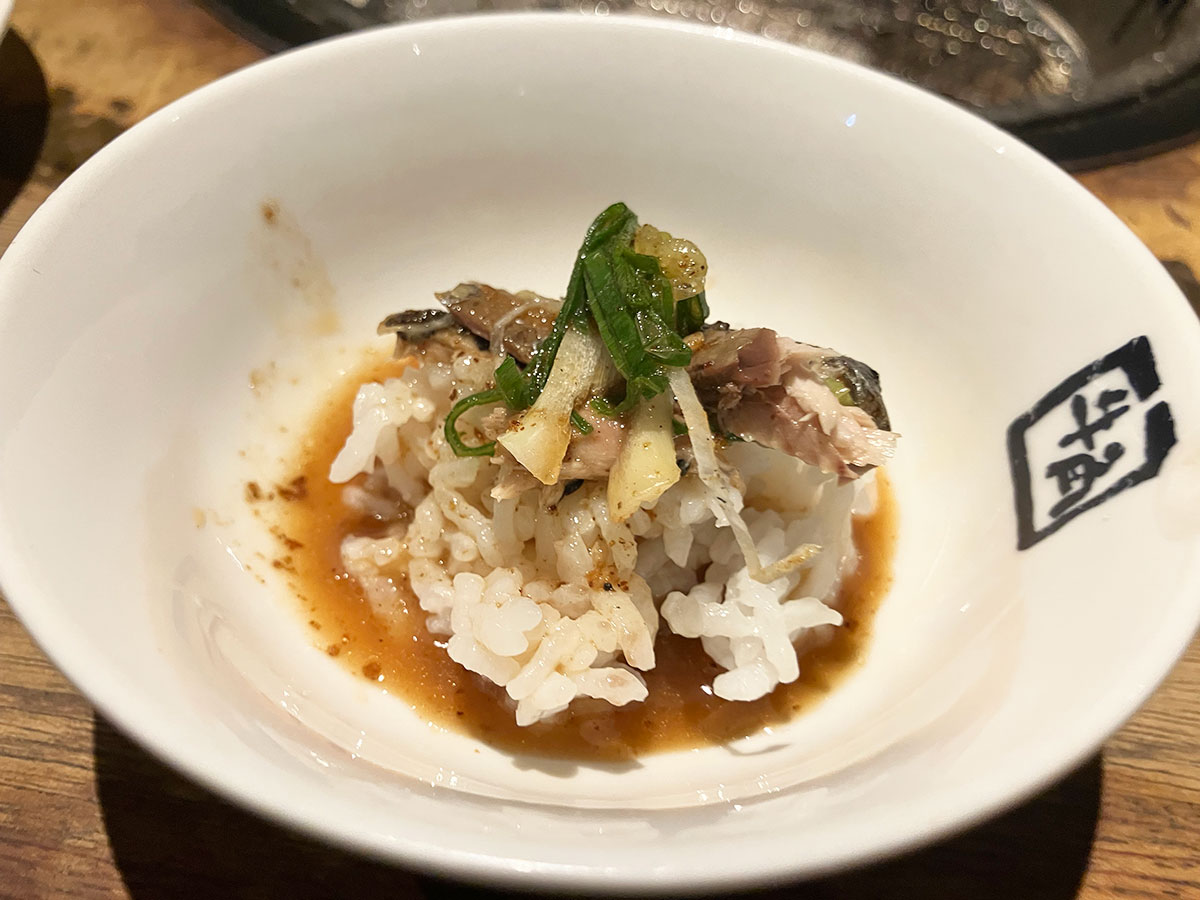 「焼肉店とは思えない！」【牛角】968円「限定ラーメン」はサンマが「丸々1尾ドーン！」食べたら「皮までおいしい！」の画像12