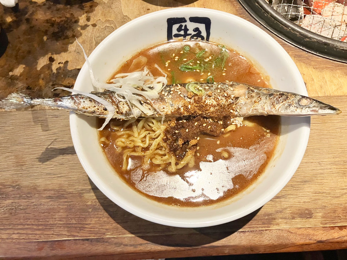 「焼肉店とは思えない！」【牛角】968円「限定ラーメン」はサンマが「丸々1尾ドーン！」食べたら「皮までおいしい！」の画像4