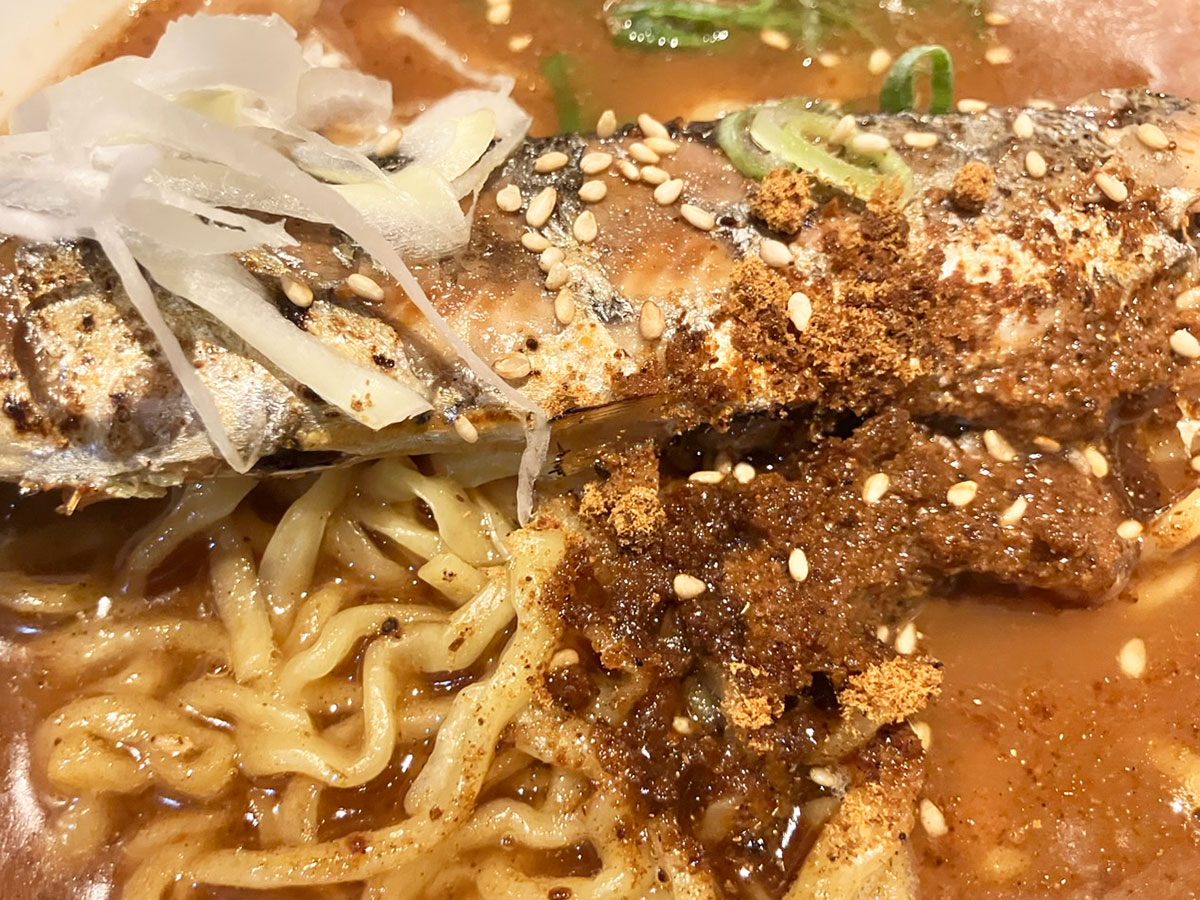 「焼肉店とは思えない！」【牛角】968円「限定ラーメン」はサンマが「丸々1尾ドーン！」食べたら「皮までおいしい！」の画像5