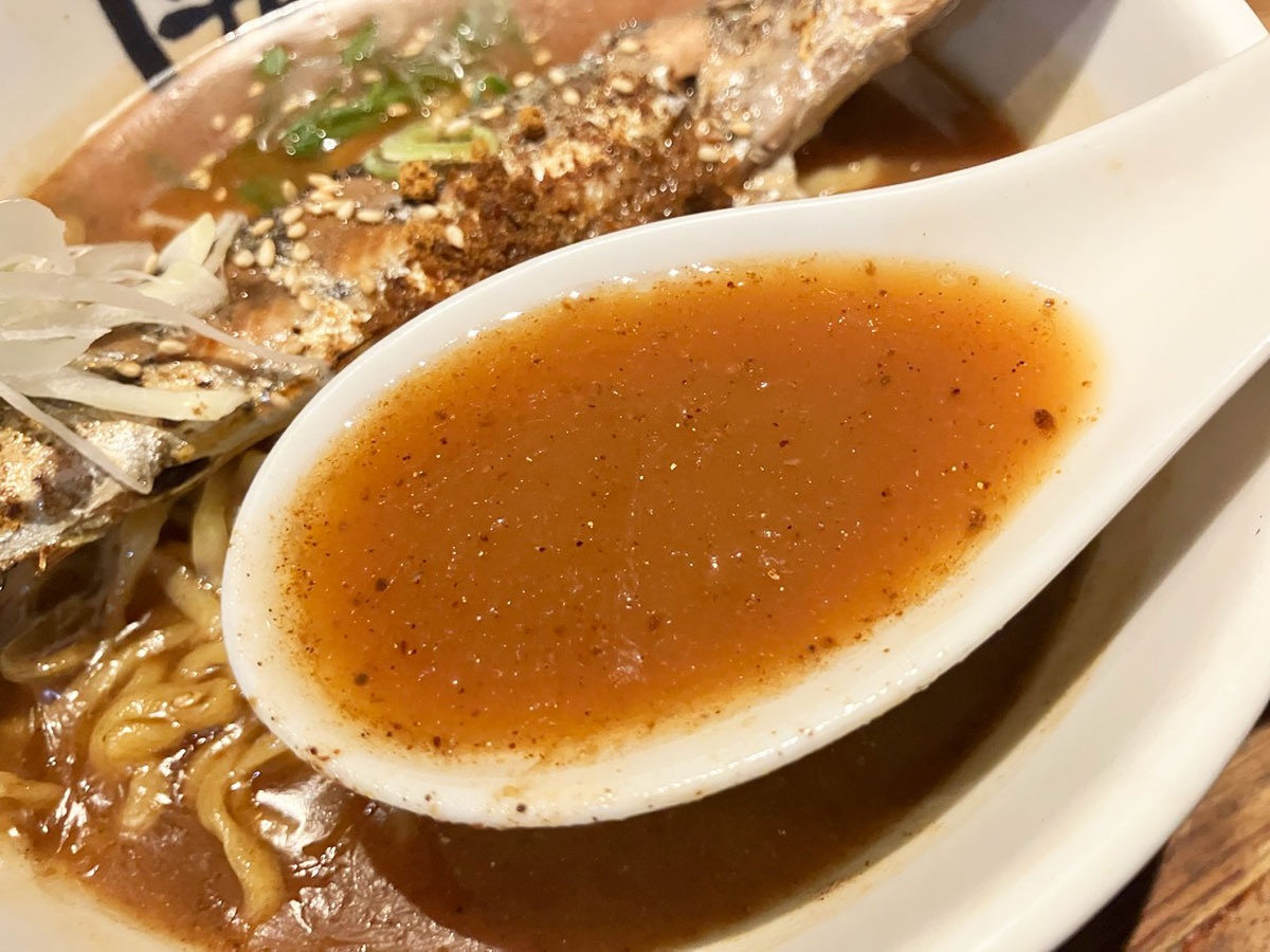 「焼肉店とは思えない！」【牛角】968円「限定ラーメン」はサンマが「丸々1尾ドーン！」食べたら「皮までおいしい！」の画像6