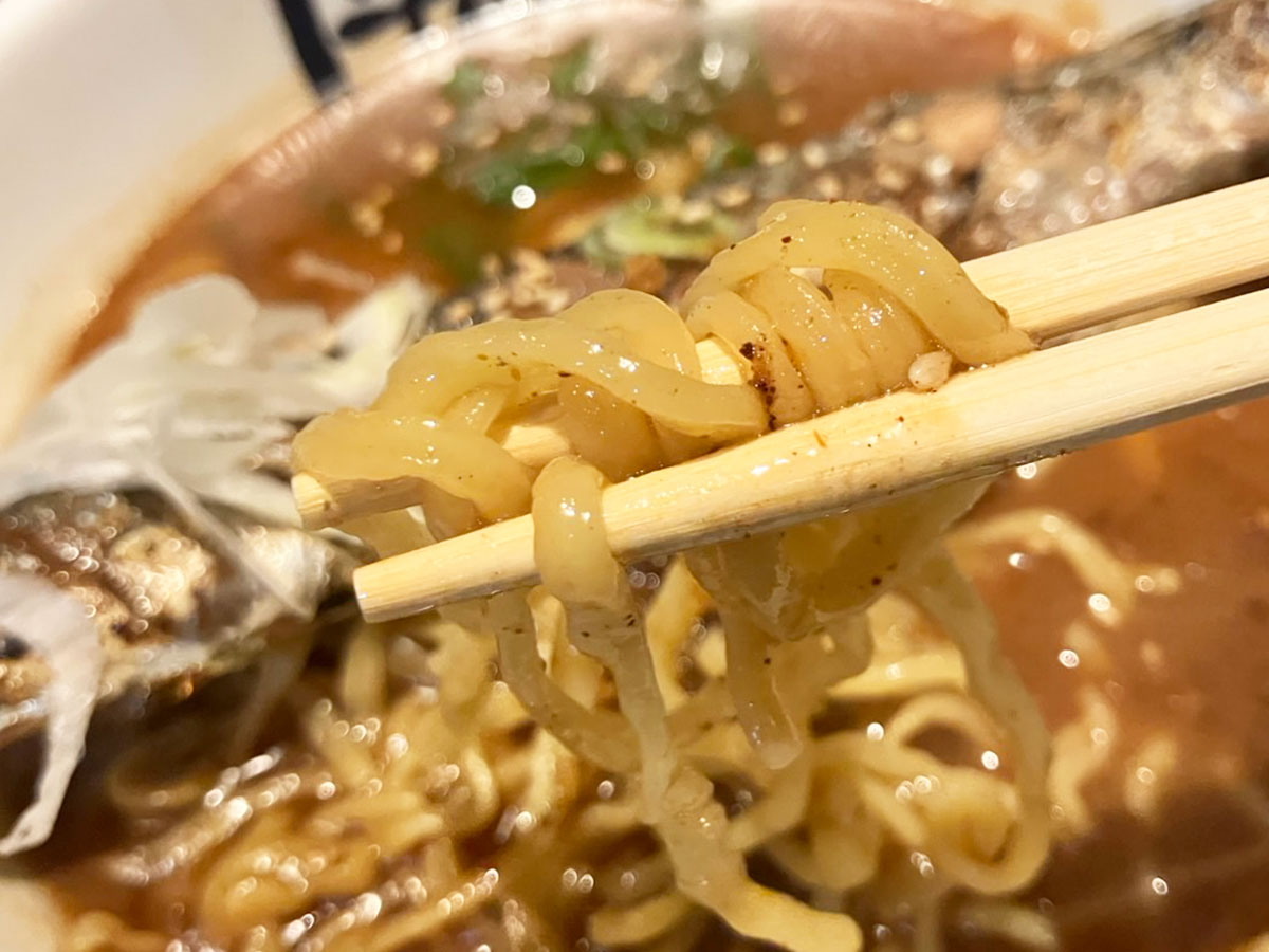 「焼肉店とは思えない！」【牛角】968円「限定ラーメン」はサンマが「丸々1尾ドーン！」食べたら「皮までおいしい！」の画像8