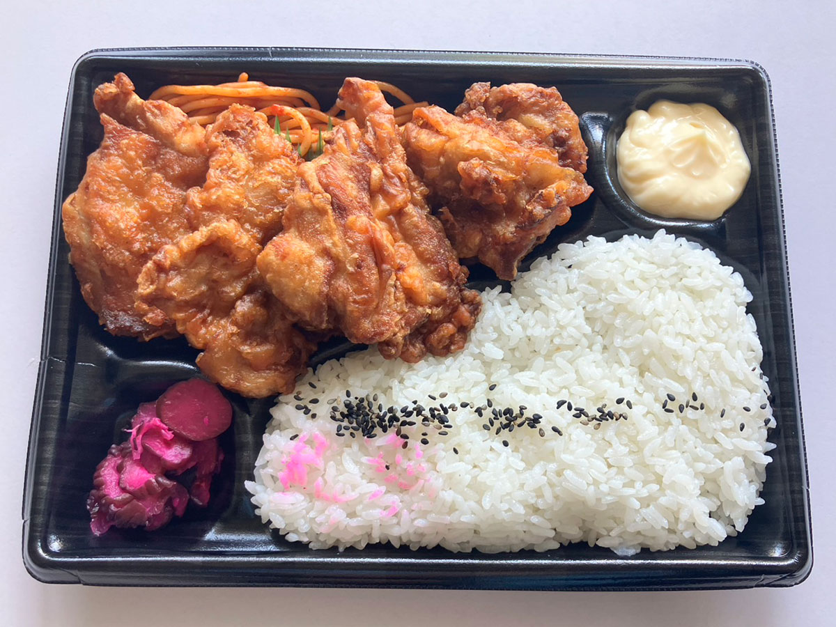 肉の楽園スーパー【ジャパンミート】数量限定646円「ジャンボ唐揚げ弁当」の実力は？　「サクジュワ食感」で最高！の画像4