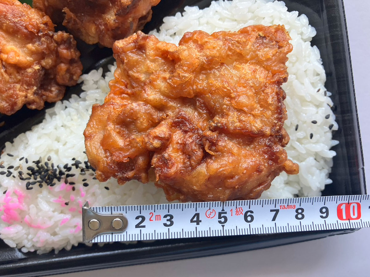 肉の楽園スーパー【ジャパンミート】数量限定646円「ジャンボ唐揚げ弁当」の実力は？　「サクジュワ食感」で最高！の画像6