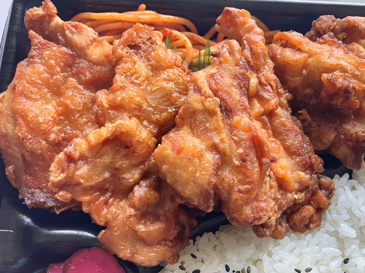 肉の楽園スーパー【ジャパンミート】数量限定646円「ジャンボ唐揚げ弁当」の実力は？　「サクジュワ食感」で最高！の画像7