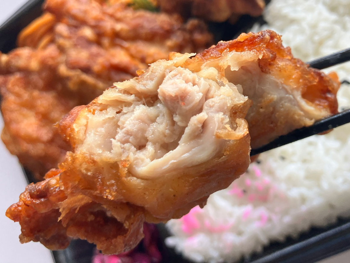 肉の楽園スーパー【ジャパンミート】数量限定646円「ジャンボ唐揚げ弁当」の実力は？　「サクジュワ食感」で最高！の画像8