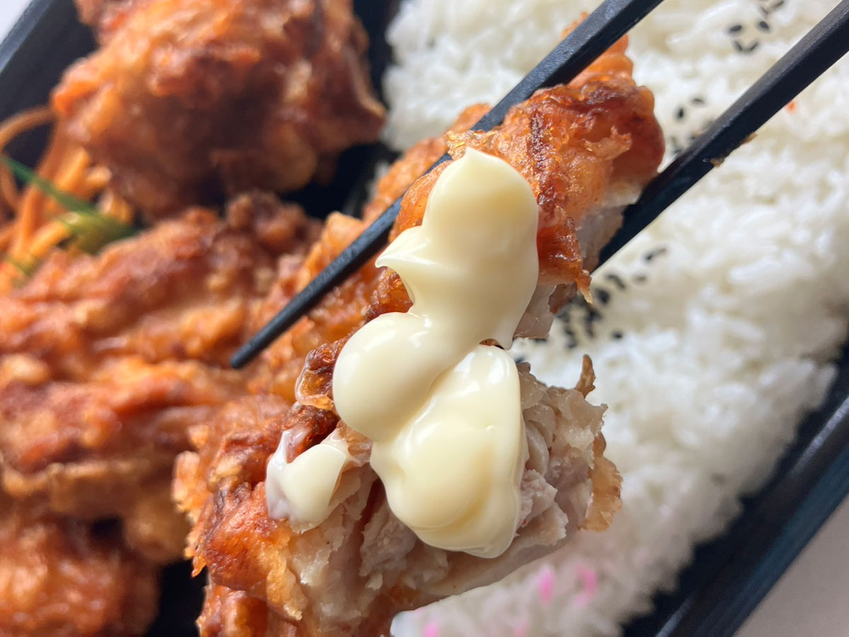 肉の楽園スーパー【ジャパンミート】数量限定646円「ジャンボ唐揚げ弁当」の実力は？　「サクジュワ食感」で最高！の画像12