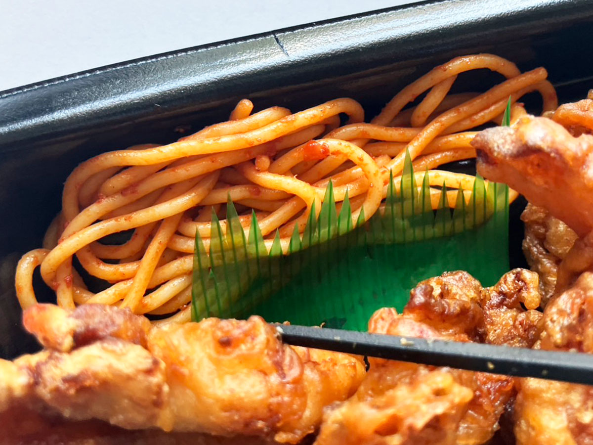 肉の楽園スーパー【ジャパンミート】数量限定646円「ジャンボ唐揚げ弁当」の実力は？　「サクジュワ食感」で最高！の画像13