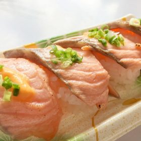 kakujougyorui-aburi_cheese_sushi-2-20250910