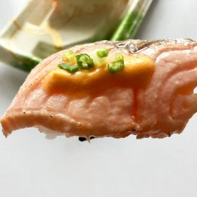 kakujougyorui-aburi_cheese_sushi-5-20250910