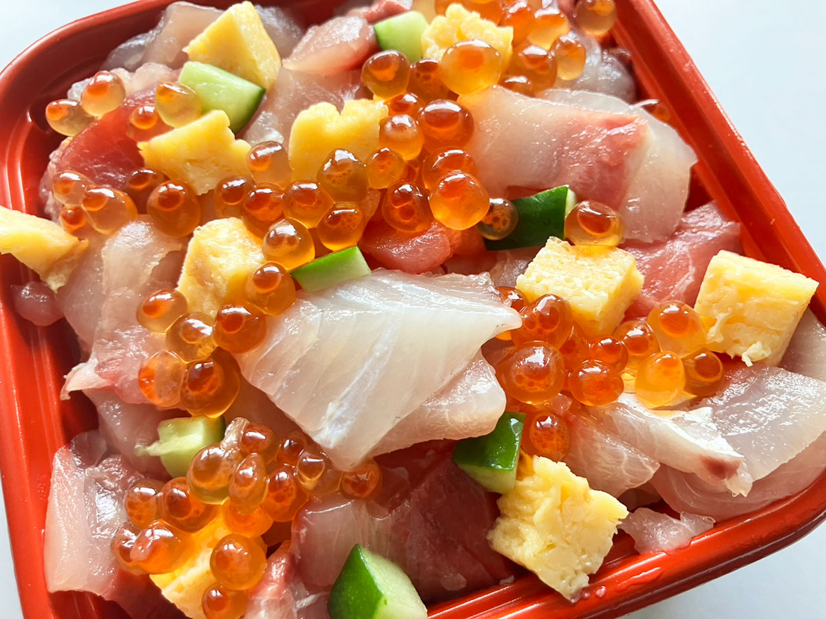 【角上魚類】650円「バラちらし」いくらたっぷりの“宝石箱”！　このぜいたく感、満足度はちょっと驚き！の画像6