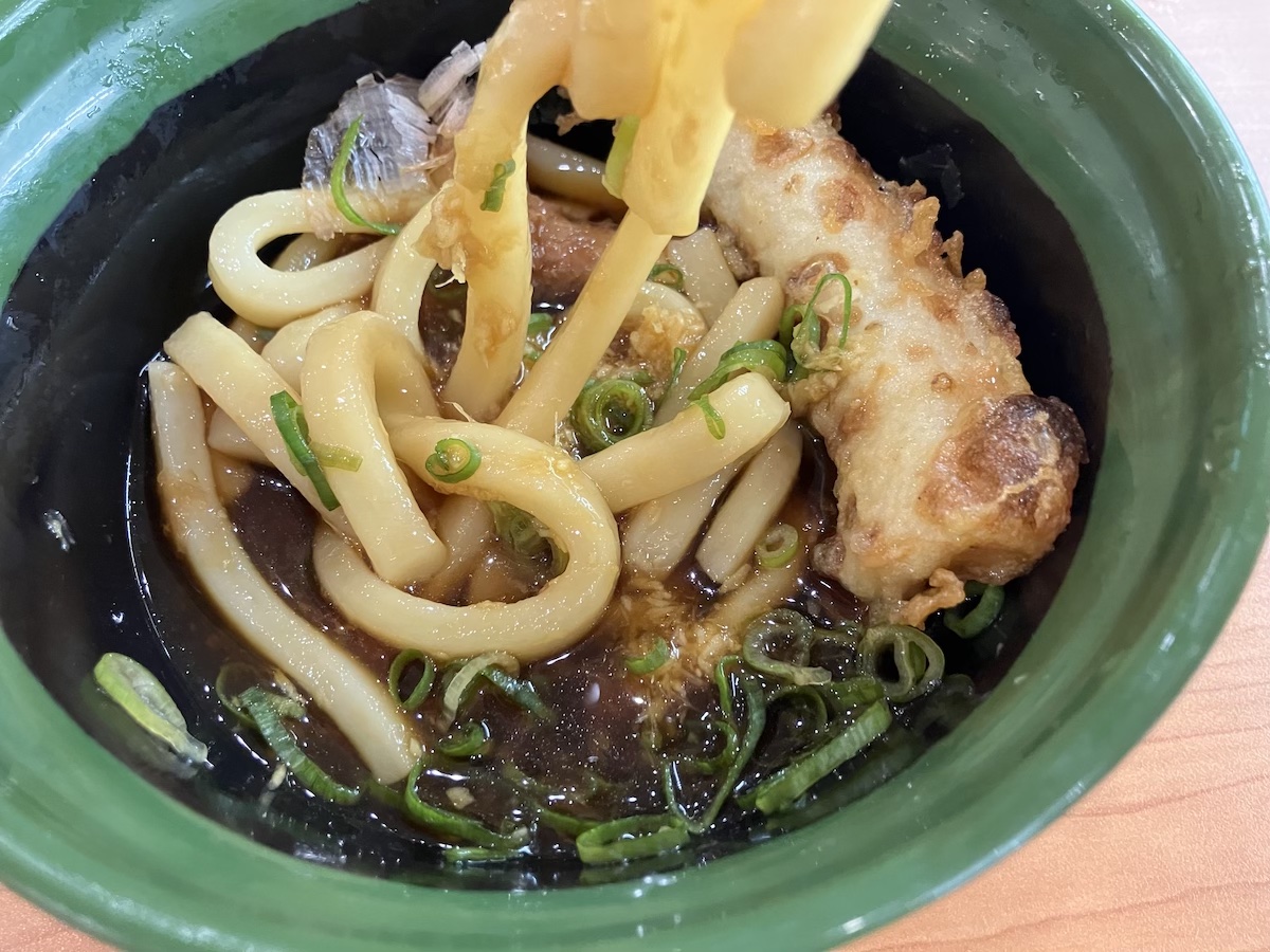 【くら寿司】新作550円「ぶっかけうどん」食べたら、「麺は極太、コシ最高！」もはや“ポスト丸亀製麺”では？の画像10