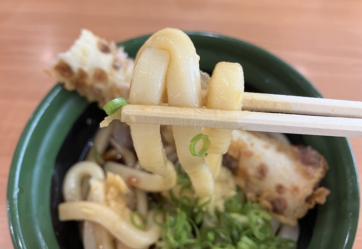 【くら寿司】新作550円「ぶっかけうどん」食べたら、「麺は極太、コシ最高！」もはや“ポスト丸亀製麺”では？の画像8
