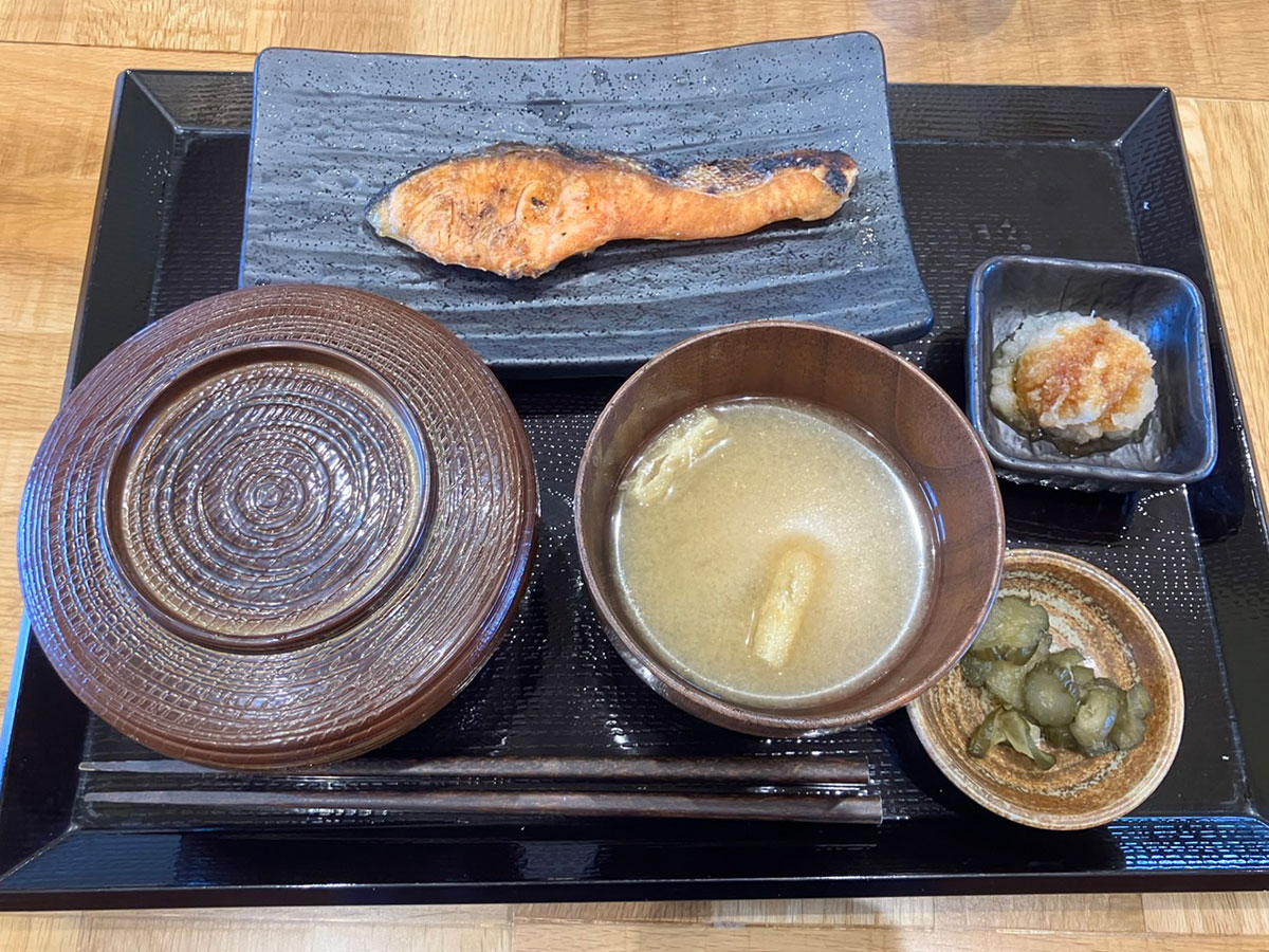 究極の「こういうのでいいんだよ」！【しんぱち食堂】594円「銀じゃけ朝定食」なんでこんなにおいしいの？の画像7