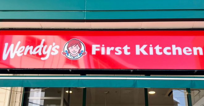 1450円「月見バーガー」史上で最高額？　食べたら衝撃……「餅と大量の黒トリュフ」が背徳感！