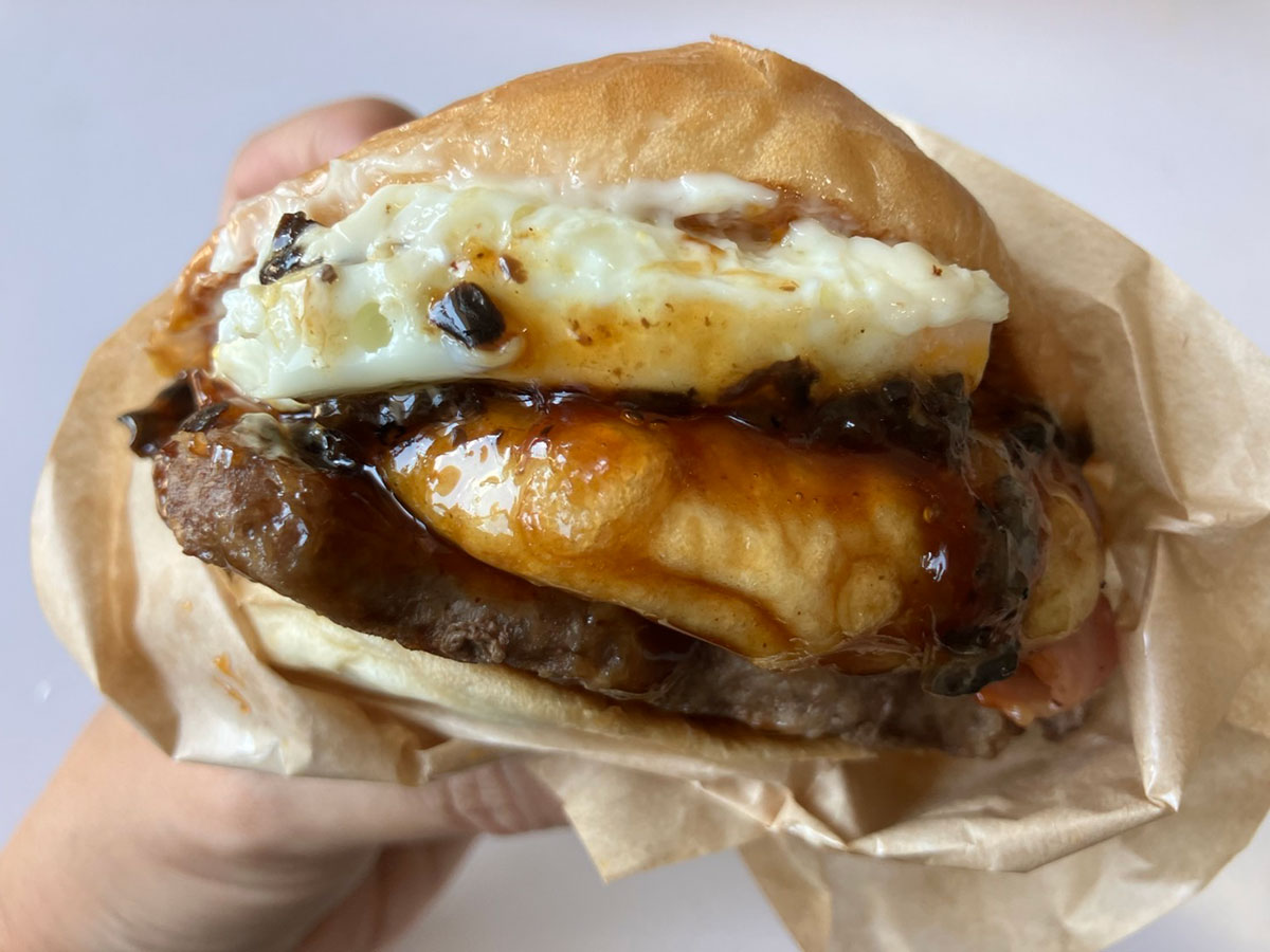 1450円「月見バーガー」史上で最高額？　食べたら衝撃……「餅と大量の黒トリュフ」が背徳感！の画像11
