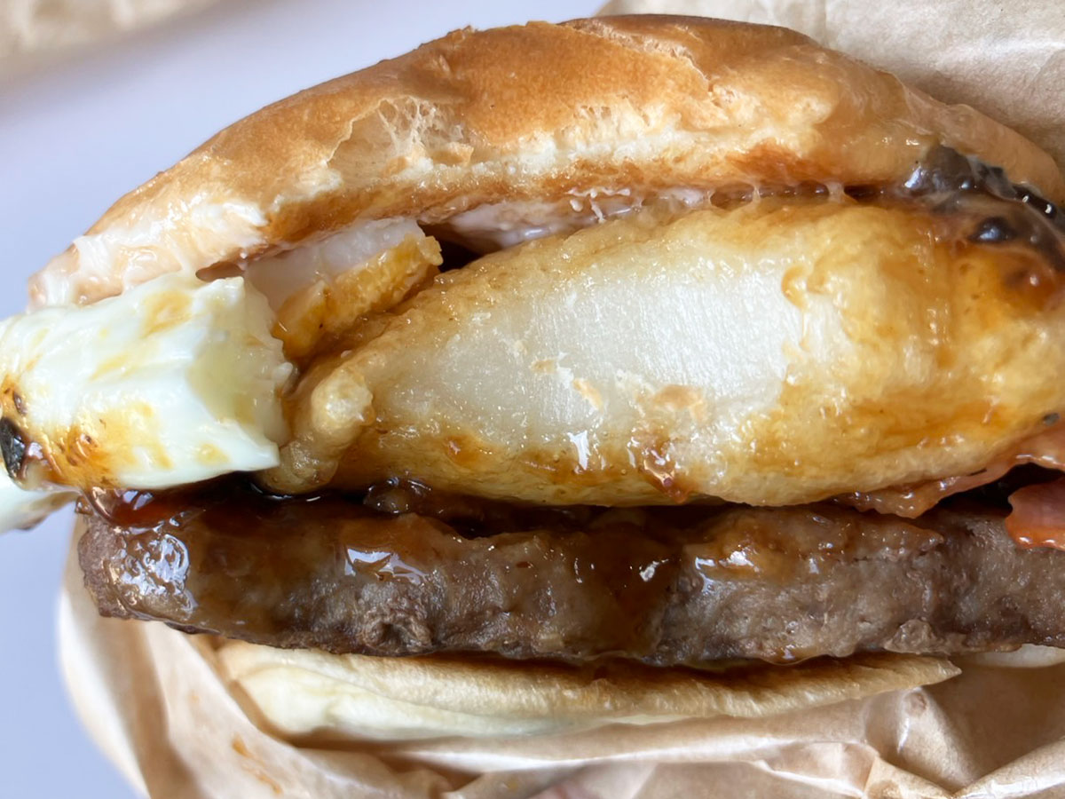 1450円「月見バーガー」史上で最高額？　食べたら衝撃……「餅と大量の黒トリュフ」が背徳感！の画像12
