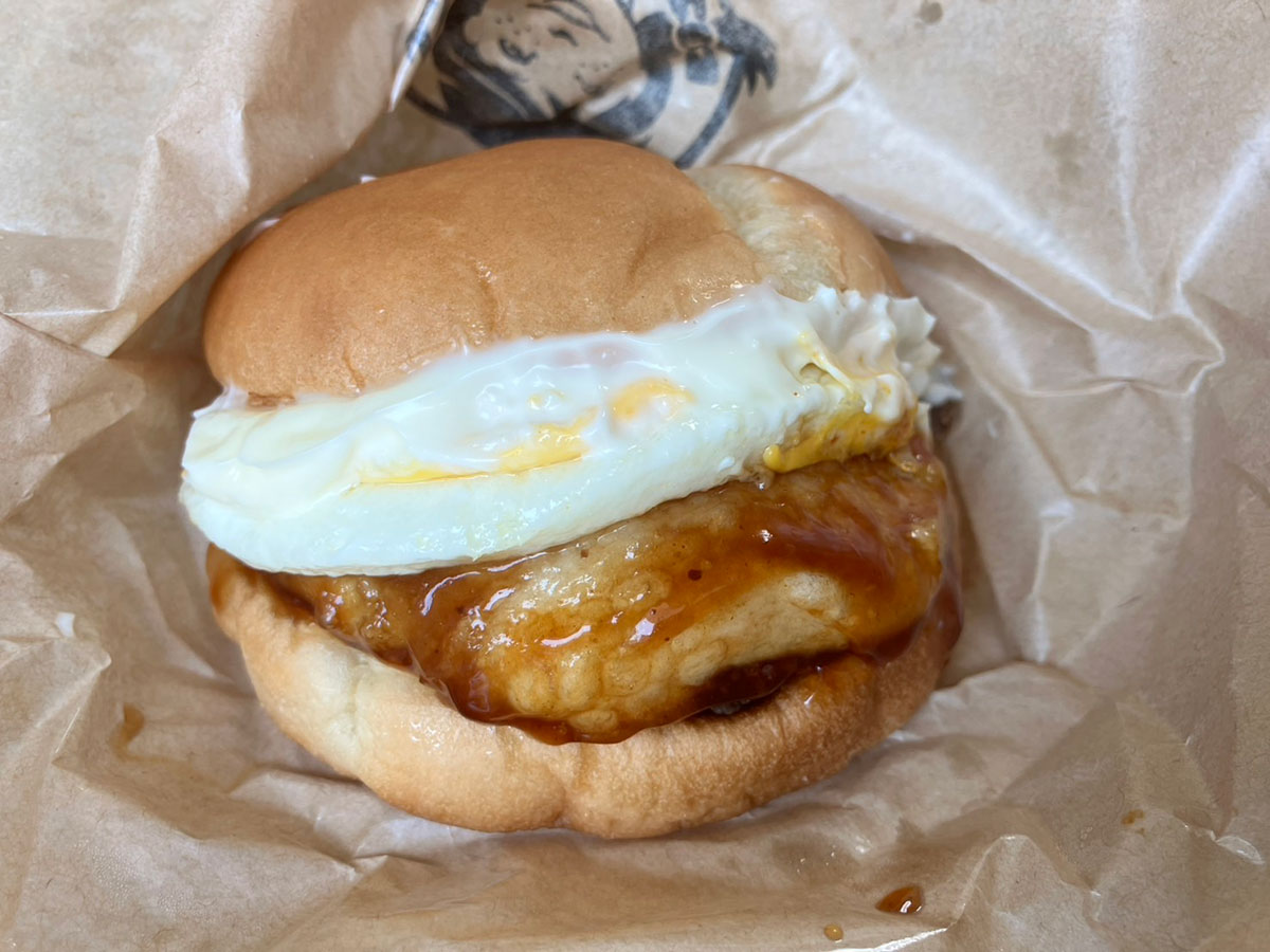 1450円「月見バーガー」史上で最高額？　食べたら衝撃……「餅と大量の黒トリュフ」が背徳感！の画像13