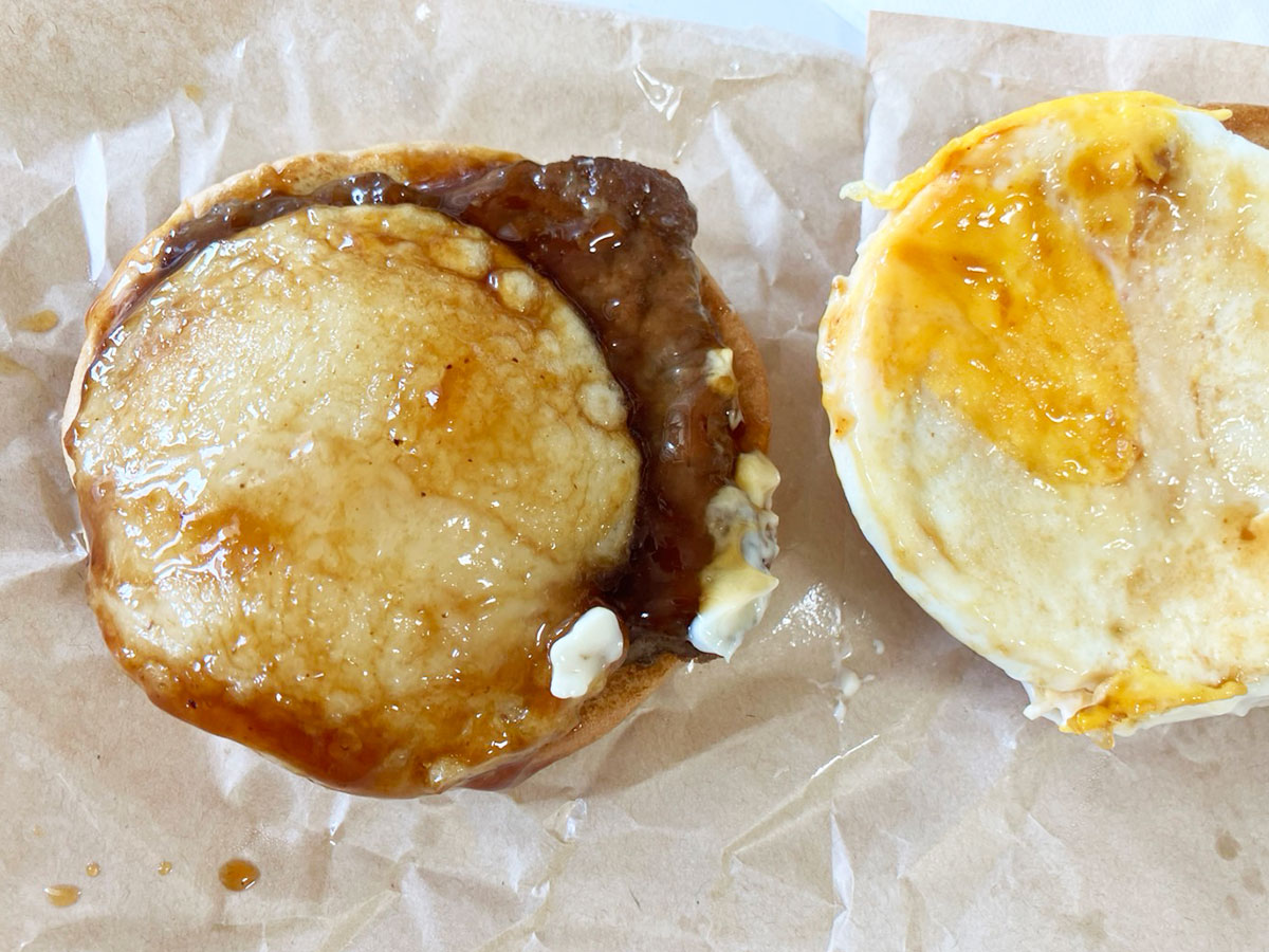 1450円「月見バーガー」史上で最高額？　食べたら衝撃……「餅と大量の黒トリュフ」が背徳感！の画像14