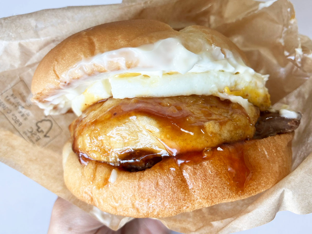 1450円「月見バーガー」史上で最高額？　食べたら衝撃……「餅と大量の黒トリュフ」が背徳感！の画像15