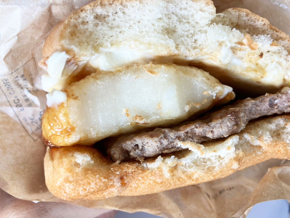 1450円「月見バーガー」史上で最高額？　食べたら衝撃……「餅と大量の黒トリュフ」が背徳感！の画像16