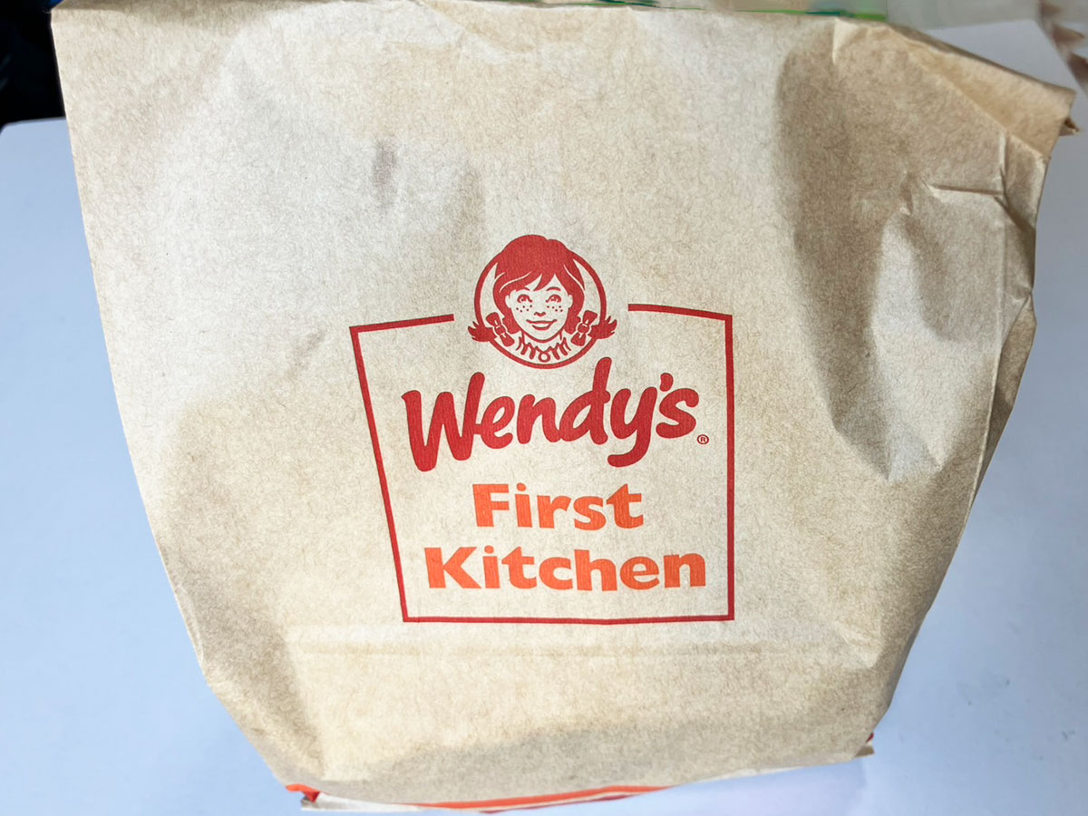 1450円「月見バーガー」史上で最高額？　食べたら衝撃……「餅と大量の黒トリュフ」が背徳感！の画像5
