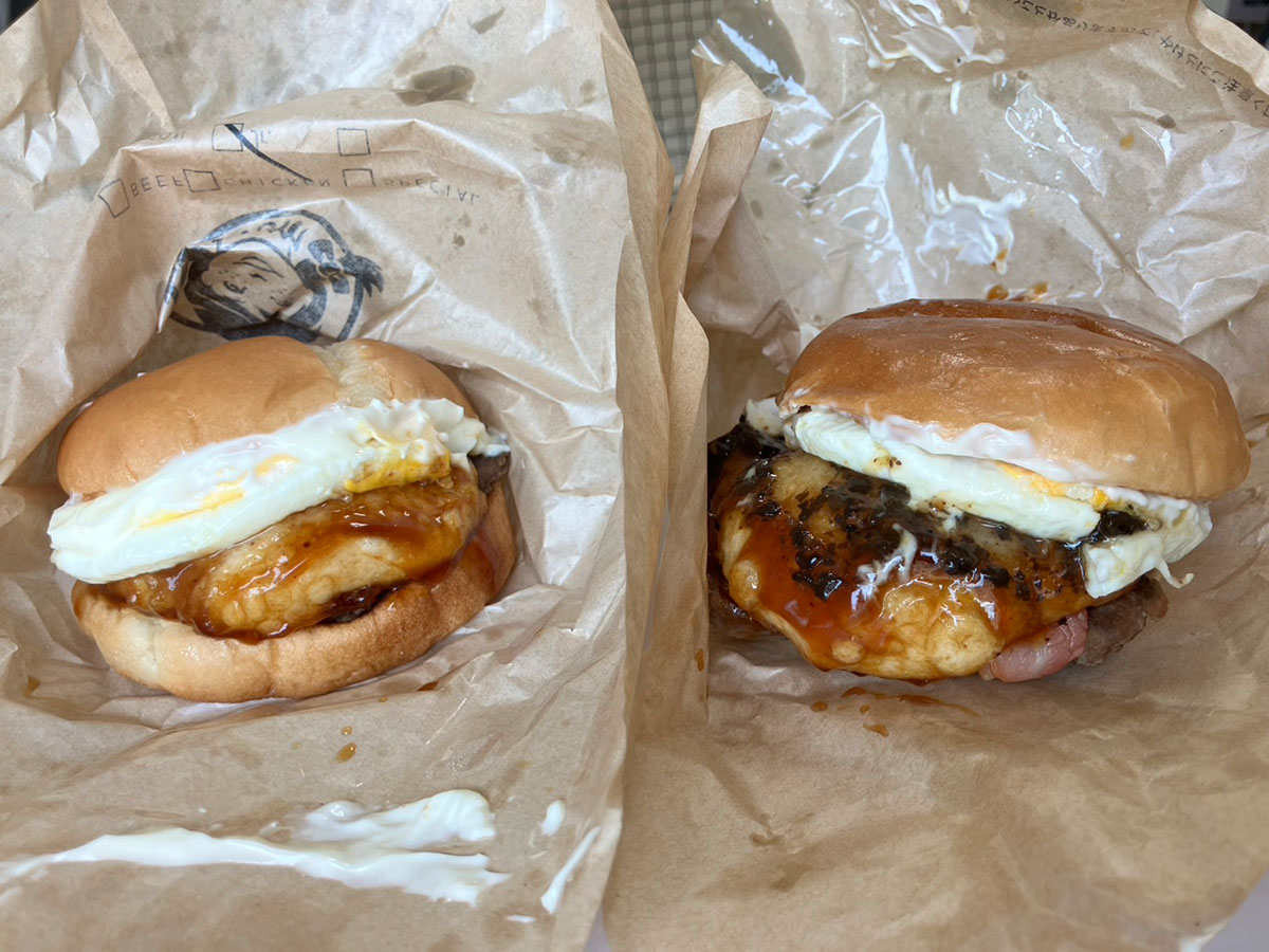 1450円「月見バーガー」史上で最高額？　食べたら衝撃……「餅と大量の黒トリュフ」が背徳感！の画像7