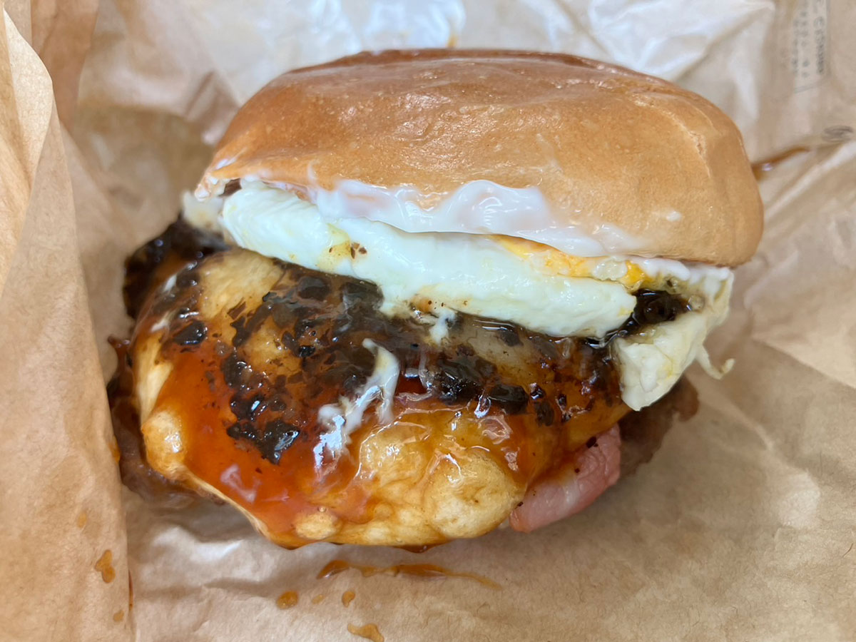 1450円「月見バーガー」史上で最高額？　食べたら衝撃……「餅と大量の黒トリュフ」が背徳感！の画像8