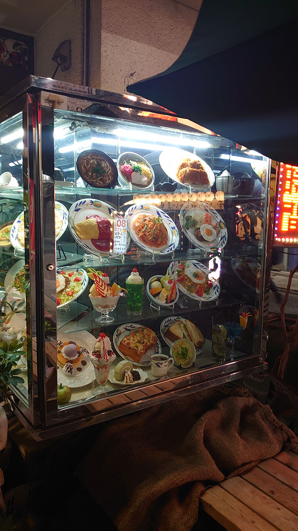 「24時間営業!」埼玉の老舗カフェ【伯爵邸】は「盛り」がスゴい! 980円「ナポリタン」ほか3品を実食の画像2