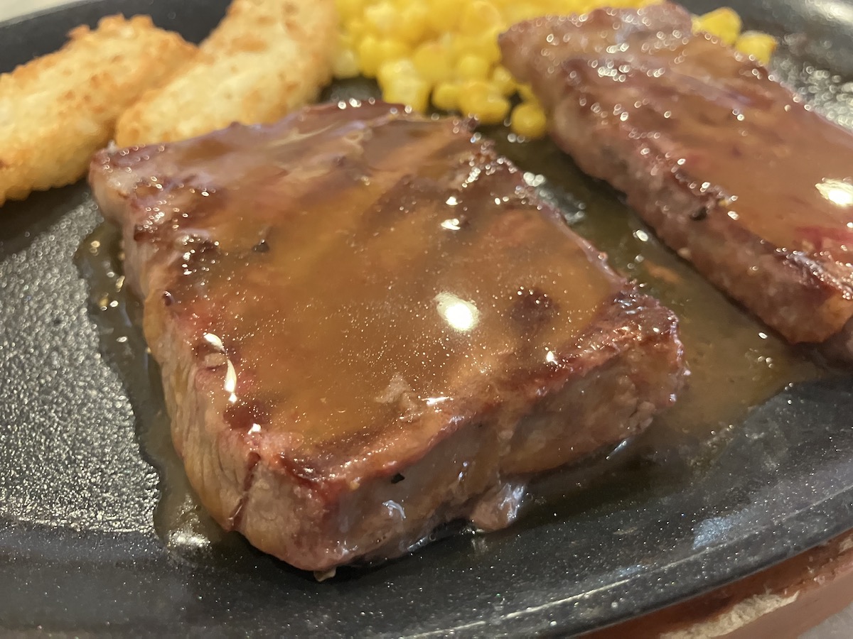 「これは白米必須で！」【サイゼリヤ】新メニュー1090円「ビーフステーキ」は「濃厚ソースが最高」の画像3